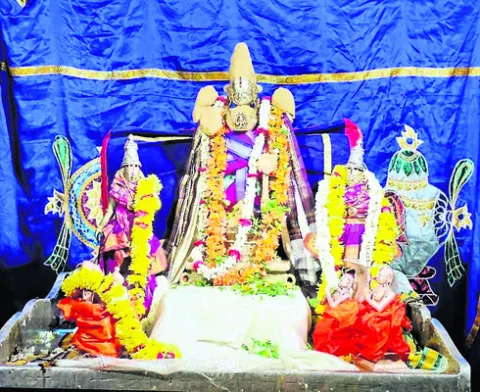 రెండో విడత చందనం సమర్పణ