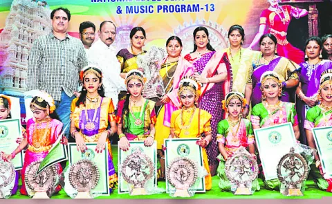 పన్నెండు గంటల నిర్విరామ నృత్య ప్రదర్శన 