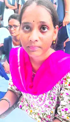 అధికారులు చెప్పిన ఫీజులు చెల్లించలేం 
