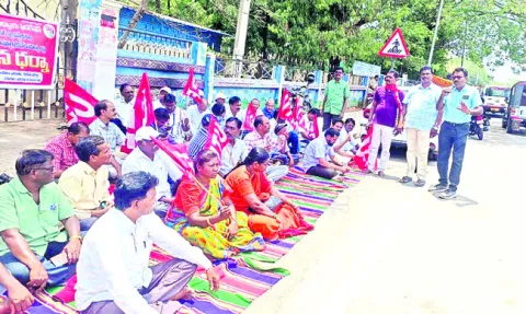 ప్రభుత్వం ఏకపక్ష ధోరణి విడనాడాలి
