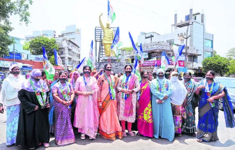 మాజీ మంత్రి రజినీపై పోలీసుల తీరు దారుణం