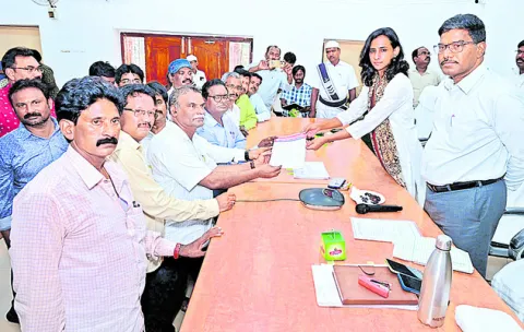 సర్దుబాటు ప్రక్రియపై ఉపాధ్యాయుల నిరసన 