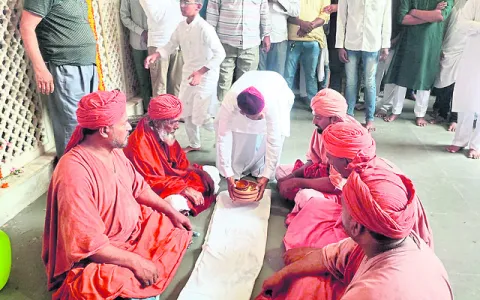 కౌతాళంలో ప్రసాదం పంపిణీ
