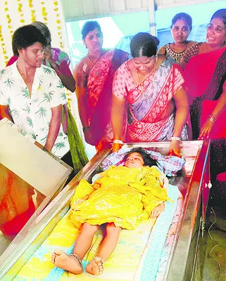 తల్లిదండ్రుల కళ్లెదుటే కానరాని లోకాలకు.. 