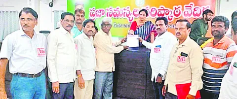 ఉపాధ్యాయుల సర్దుబాటు ప్రక్రియ నిలిపివేయాలి 