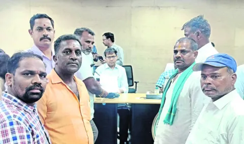ఎనిమిది కుటుంబాలకు సాంఘిక బహిష్కరణ