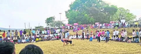 రసవత్తరంగా కుస్తీ పోటీలు