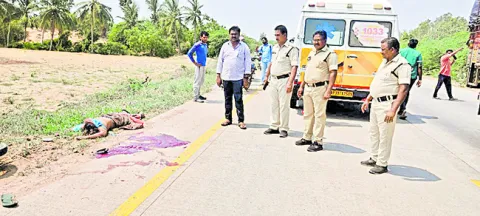 మహిళను కబళించిన లారీ 