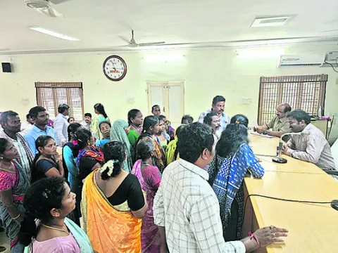 సీతపల్లి వాగుపై వంతెన నిర్మించాలి 