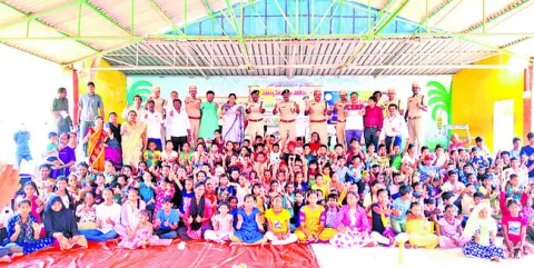పిల్లలు ఫోన్లకు దూరంగా ఉండాలి