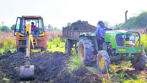 గూడెంలో మట్టి అక్రమ తవ్వకాలు 