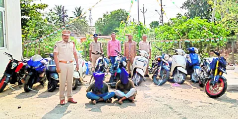బైక్‌ దొంగల అరెస్ట్‌ 