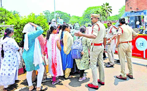 మంత్రిని కలవకుండా సీహెచ్‌ఓలను అడ్డుకున్న పోలీసులు 