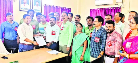 ఉపాధ్యాయుల సమస్యలపై యూటీఎఫ్‌ ధర్నా 