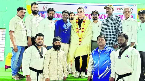 ఆత్మరక్షణ విద్యలో ప్రావీణ్యం సాధించాలి