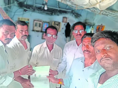 సీఎంఆర్‌ఎఫ్‌ చెక్కుల పంపిణీ