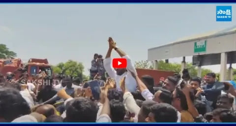YS Jagan Receives Grand Welcome At Bagepalli Toll Gate8