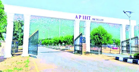 పేదింటి బిడ్డలపై ఫీజులుం
