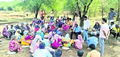 ఉపాధిలో అవినీతి తోడేళ్లు