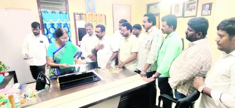డీఎంహెచ్‌వోకు వినతి 