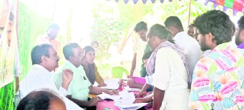 భూ భారతి సదస్సులను వినియోగించుకోండి 