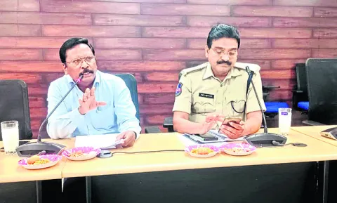 రైతులకు నకిలీ విత్తనాలు విక్రయించొద్దు