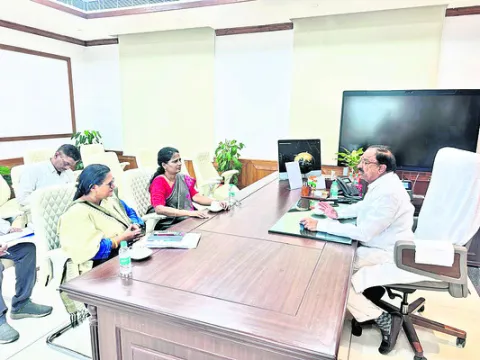ఎల్‌డబ్ల్యూఈ రోడ్ల నిర్మాణానికి ప్రాధాన్యత
