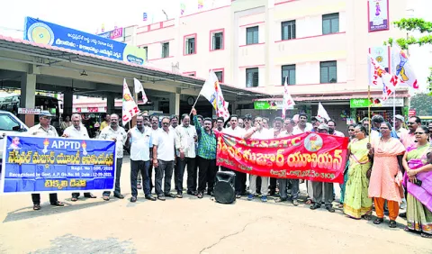 ఆర్టీసీ ఉద్యోగుల సమస్యలు పరిష్కరించాలి 
