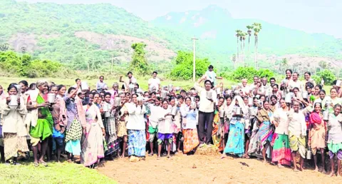 ఖాళీ క్యారేజీలతో ఉపాధి వేతనదారుల ఆందోళన 