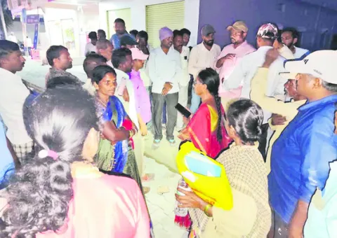భూములను  రీ సర్వే చేయండి 