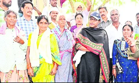జాబ్‌ కార్డులు ఉన్న అందరికీ పని కల్పించాలి 