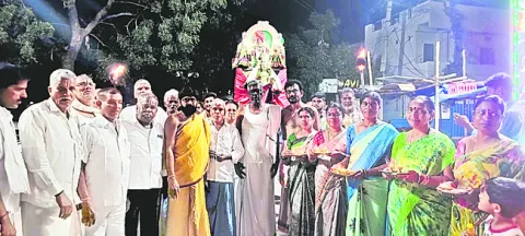 గరుడ వాహనంపై వేణుగోపాలుడు