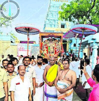 ముత్యపు పందిరిపై  నారాపుర స్వామి
