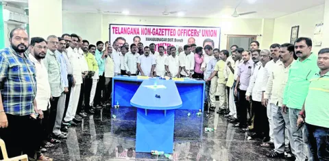ఉద్యోగుల పెండింగ్‌ బిల్లులు చెల్లించాలి 