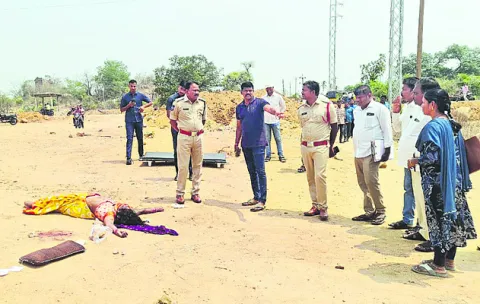 గుర్తు తెలియని మహిళ దారుణ హత్య