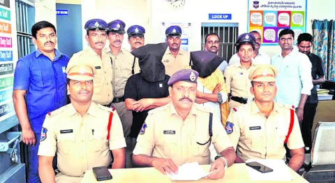 కోర్టులో ఉద్యోగాలు ఇప్పిస్తామని మోసం