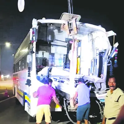 లారీని ఢీకొన్న ట్రావెల్‌ బస్సు 