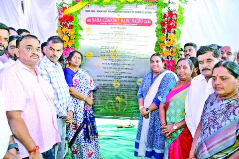 యువతకు ఉద్యోగాలు కల్పిస్తాం 