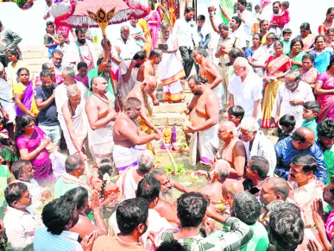 చక్రస్నానం.. భక్తజన పునీతం 
