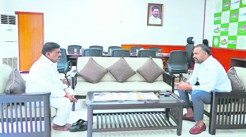 డివిజన్ల అభివృద్ధికి నిధులివ్వండి