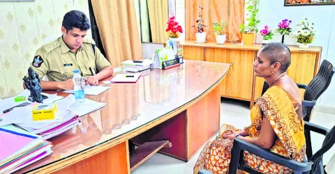 మా బంగారం ఇప్పించండి సారూ!