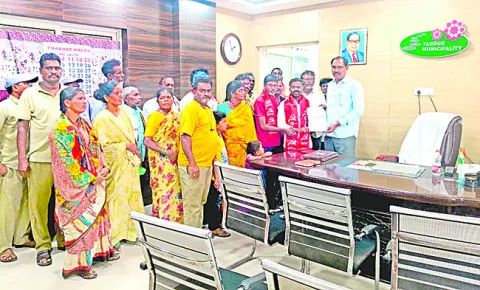 కార్మికుల సమస్యలు పరిష్కరించండి 