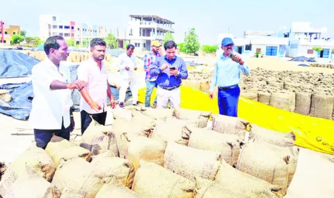 కేంద్రాల నుంచి ధాన్యం తరలిస్తాం 