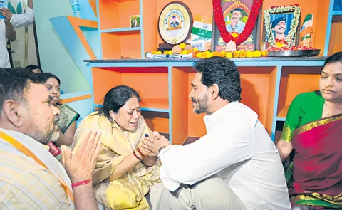YSRCP chief visits Murali Nayaks family7