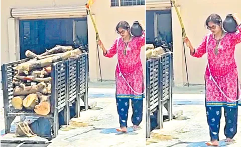 Daughter Perform Last Rites of their Father