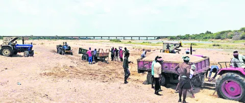అక్రమ రవాణా.. అడ్డుకుంటే ఒట్టు! 