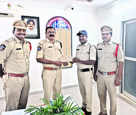 నిందితుడిని పట్టుకున్న కానిస్టేబుల్‌కు రివార్డు 