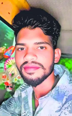 లారీ బోల్తాపడి డ్రైవర్‌ మృతి