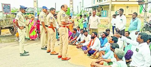 ధాన్యం కొనుగోలు చేయాలని ధర్నా