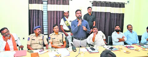 అధికారులు సమన్వయంతో పని చేయాలి